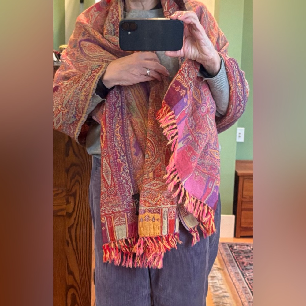 Stunning Wool Shawl in Vibrant Paisley Pattern